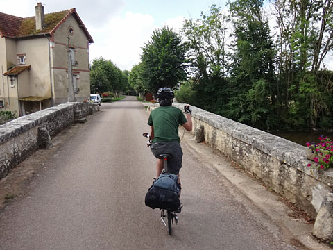 スラン川を渡る