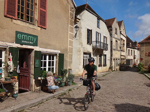 石畳の通りを進む