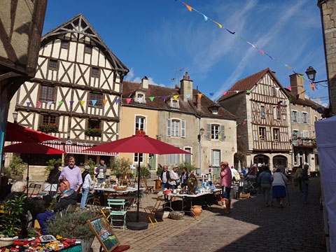 土曜位置で賑わう広場