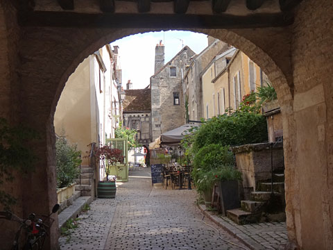 建物を潜る路地