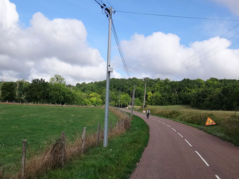 牧草地や畑の間を走る