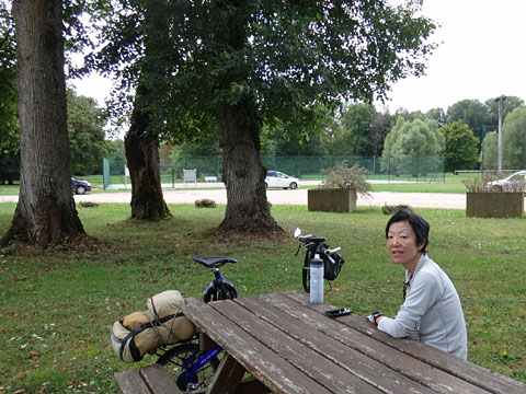 キャンプ場のベンチで休憩