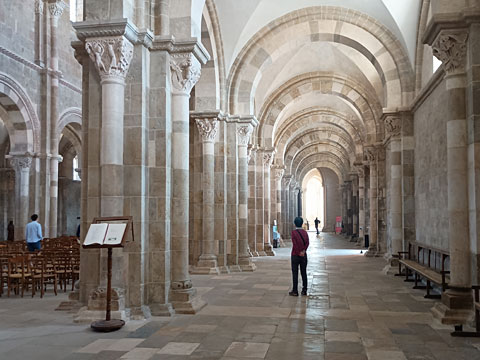 アーチの並ぶ側廊