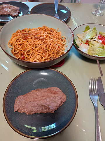 夕食はステーキとパスタ