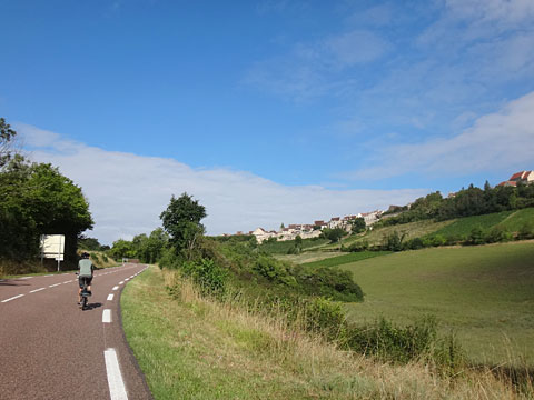 ヴェズレーの丘の南を走る