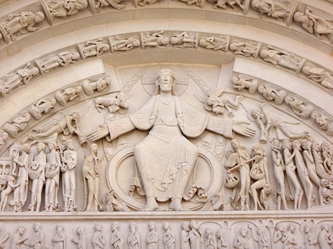 ファサードのティンパヌム