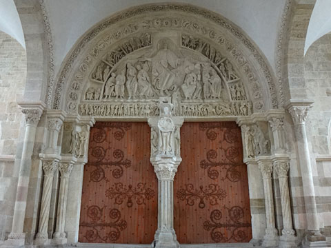 拝廊から身廊への門