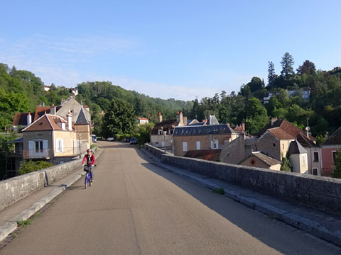 クーザン川に架かる橋