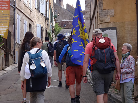 帆立貝を付けた巡礼者たち