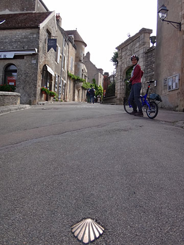 地面の帆立貝のマーク