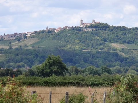 後ろにヴェズレーの丘