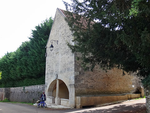 白い石壁の建物