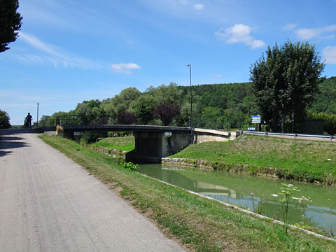 ブルゴーニュ運河に入る