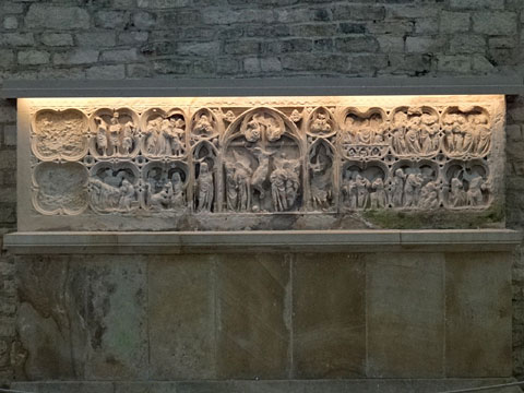 主祭壇のレリーフ