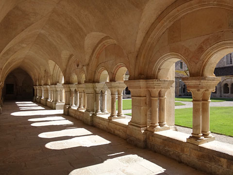 フォントネー修道院　回廊