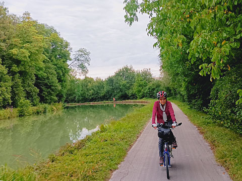 静かな運河沿いのサイクリングロード