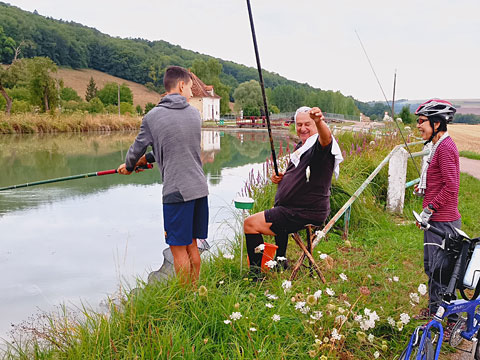 釣り中のおじいちゃんと孫