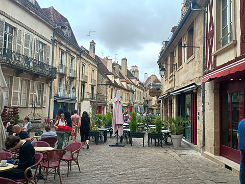 ビュフォン通りの西を見たところ