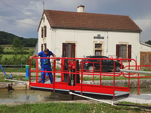 水門を開け始める
