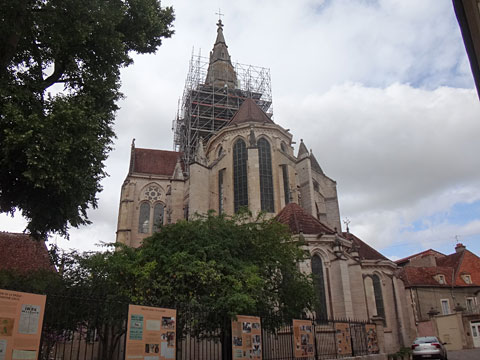 教会の後ろを通る