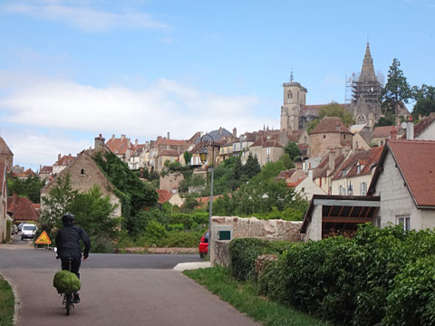 右手にスミュールの街