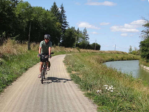 運河沿いを走る