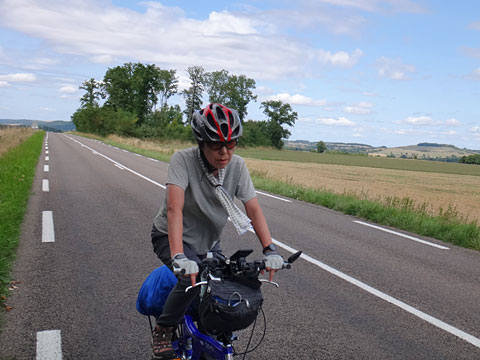 直線道路を走るサリーナ