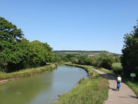 田園の中の運河