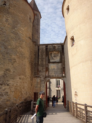 橋を渡って城に入る