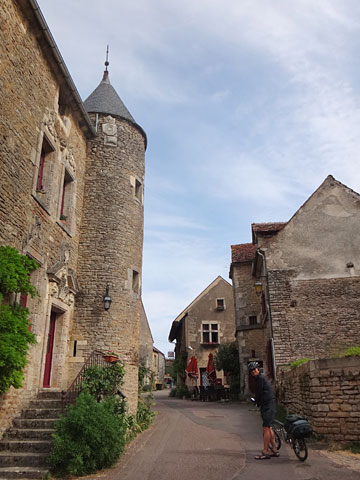 中世の街並みを進む