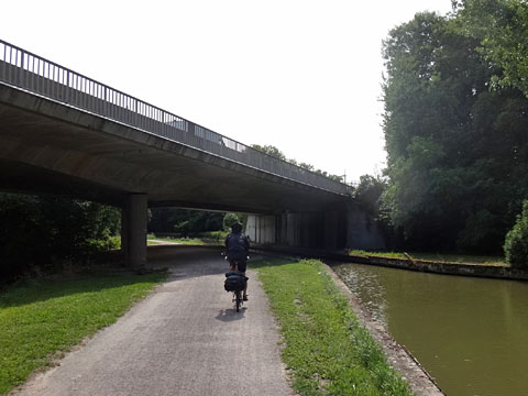 高速道路の下をくぐる