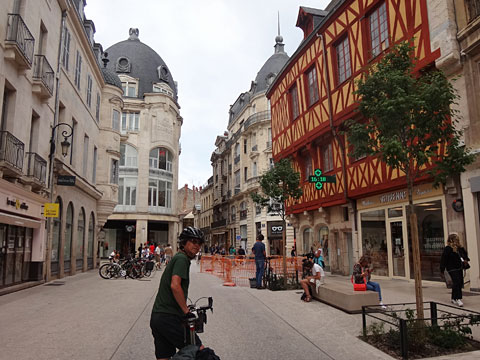 リベルテ通りとの交差点