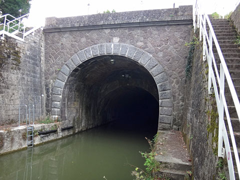 トンネルを覗く