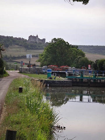 S8閘門からシャトーヌフを眺める