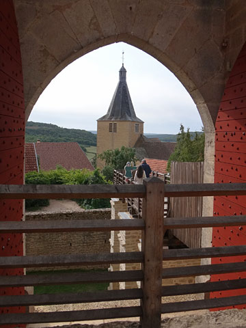 村の南端の教会の塔