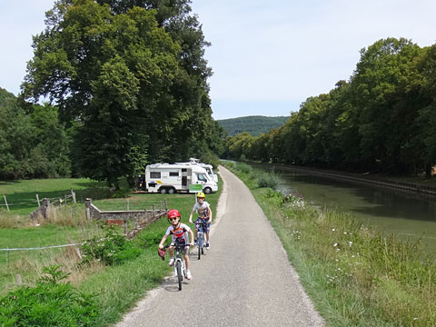 駐車スペースと自転車道