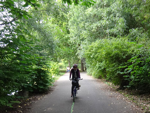 ウシュ川のプロムナード