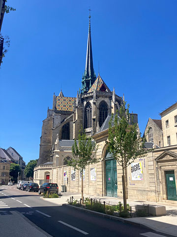 サン・ベニーニュ大聖堂の後ろ姿