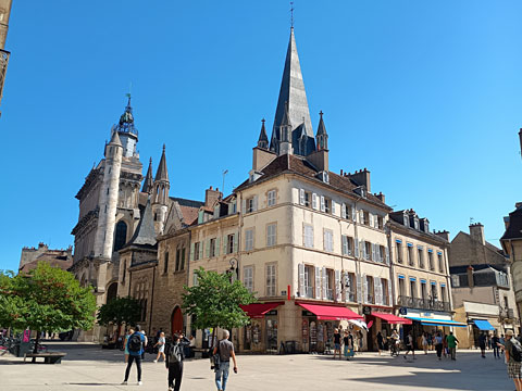 後ろにノートルダム教会