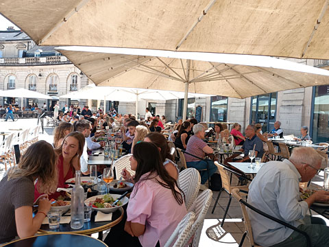 パラソルのテラス席で昼食