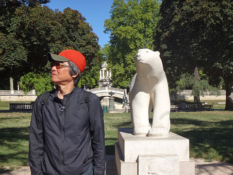 公園入口のシロクマ