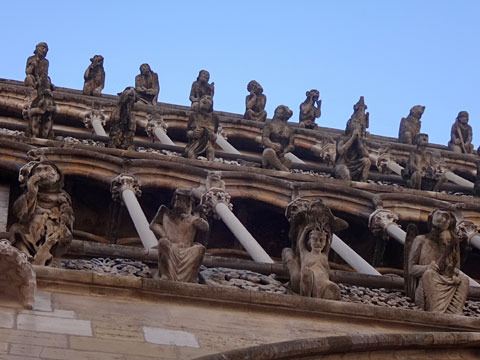 怪物たちの彫刻