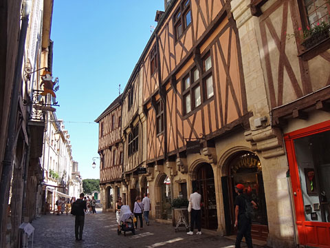 コロンバージュの建物が連なる