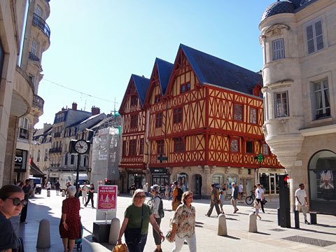 三つの顔を持つ家