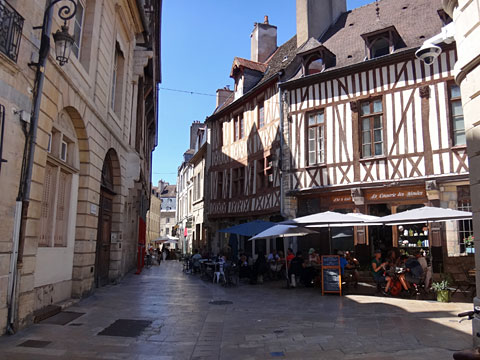 広場の南の路地を行く