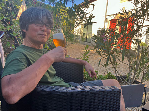 部屋の外でくつろぐ