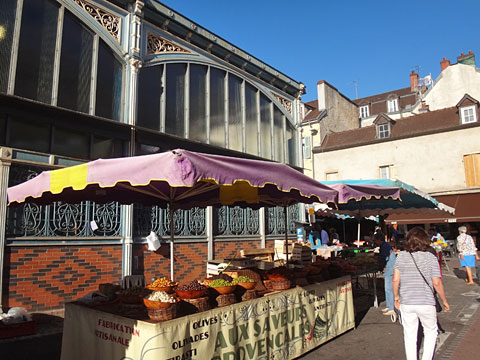 中央市場の周りのマーケット