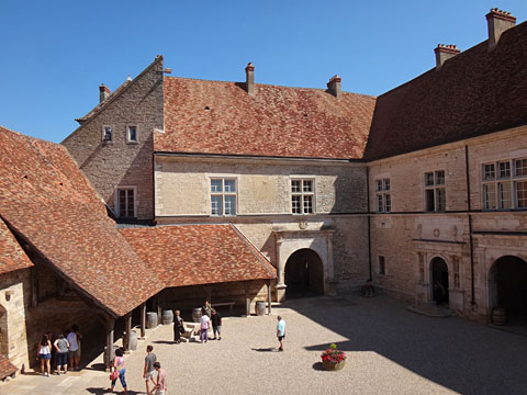 中庭南から入口側を見る