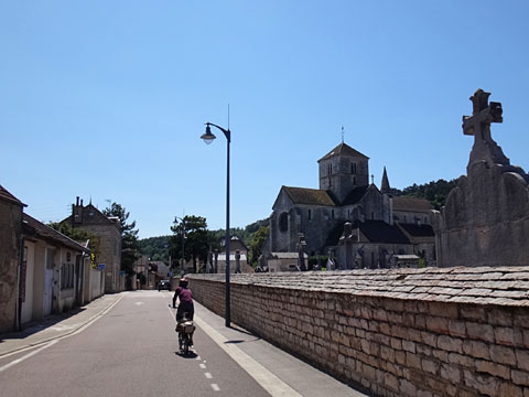 ニュイ＝サン＝ジョルジュの墓地を通過