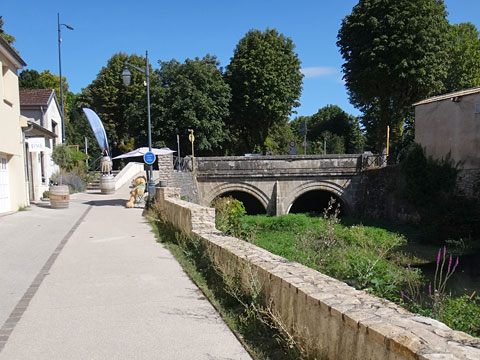 川沿いを旧市街へ